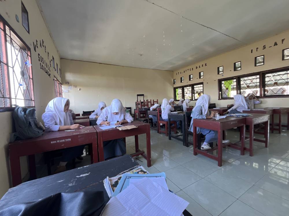 Menjelaskan materi Dinamika Kelompok Sosial 